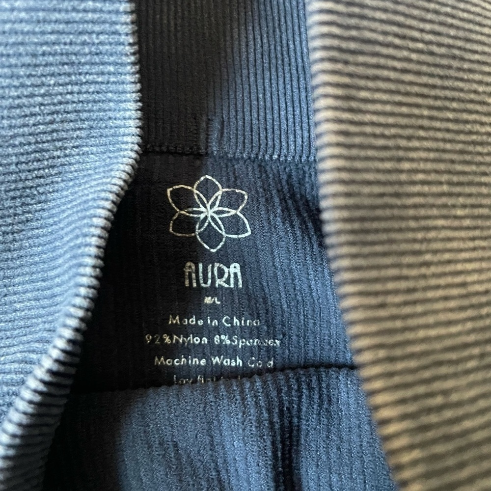 Aura shorts - Picture 2 of 2